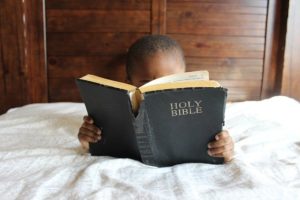 chłopczyk czyta Biblię